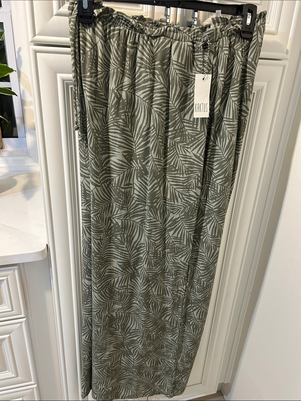 Kaktus Olive Leaf-Print Curtain Panel